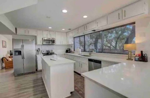 Edgewater Beach House | Green Dacha- Hill Country Lake Access/SUP Rental