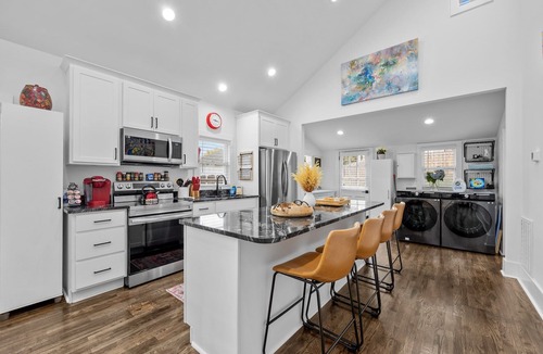 Oakley House | Green Door Cottage | Charming Mid-Term Near Downtown Asheville