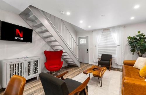 St. Edwards House | Groovy Townhouse near SoCo