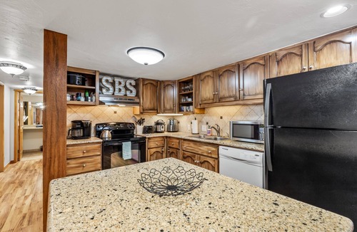 Steamboat Springs Condo | ⭐️ Ground Floor ⎮ Pool, Hot Tubs, Walk to Mtn, Fireplace