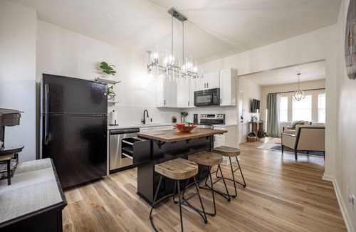 Meridian-Kessler Apartment | Group-Friendly 4BR Near Central Indy & Fairgrounds~Two Apartments