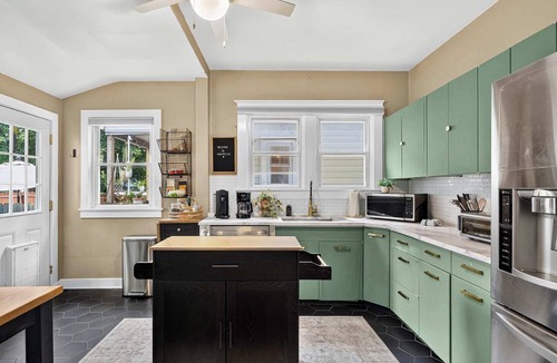 Schnitzelburg House | Group-friendly Beechmont retreat with backyard!