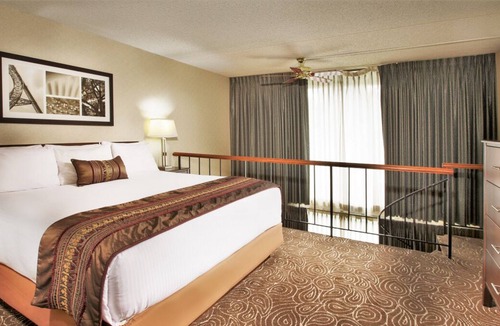 Wilburton House | Group Vacation! 2 Snug Units, Pet-friendly, Outdoor Pool, Near Bellevue Square