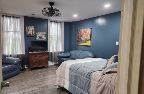 Mount Vernon Bed & Breakfast | Guest Room 6 with a private full bathroom
