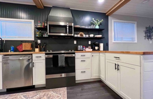 Federal Way House | Guesthouse: Convenient/cozy 2 bedroom stay