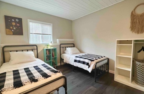 Federal Way House | Guesthouse: Convenient/cozy 2 bedroom stay