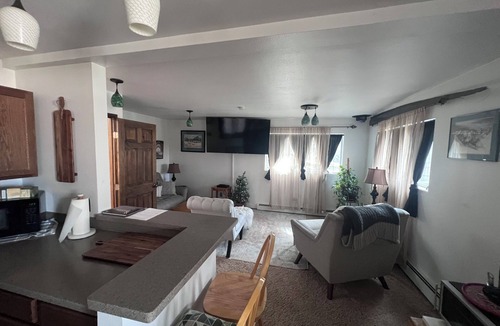 Eagle River House | Happy Bear Cozy Bungalow with Large Back Yard close to Anchorage Wasilla
