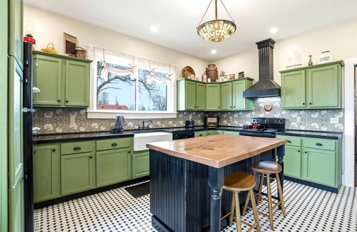 Prospect House | Harris House - Rustic Farmhouse on 200 Acres