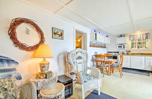 Hartford Cottage | Hartford Cottage w/Private Beach on Bear Pond!