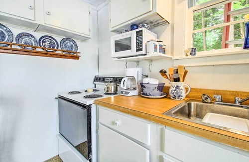 Hartford Cottage | Hartford Cottage w/Private Beach on Bear Pond!