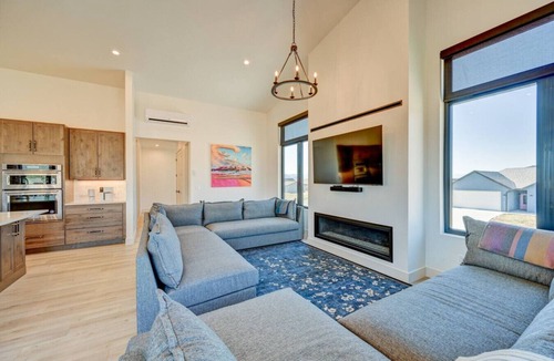 Buena Vista House | Haven Haus Retreat w/Pickleball, Basketball, putting green and hot tub
