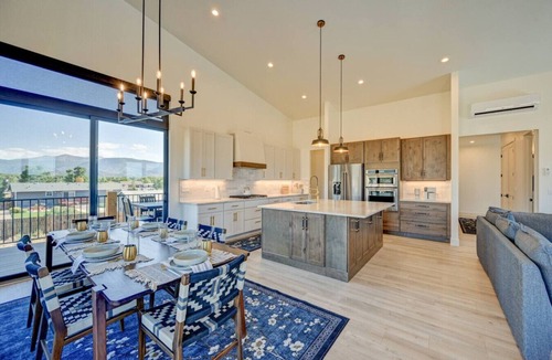 Buena Vista House | Haven Haus Retreat w/Pickleball, Basketball, putting green and hot tub