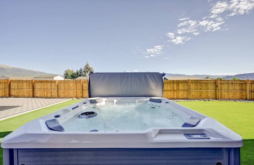 Buena Vista House | Haven Haus Retreat w/Pickleball, Basketball, putting green and hot tub