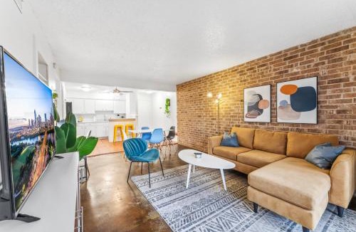 Bouldin Apartment | Heart of SoCo 2BR and 1BR King Suites with Free Parking, Pool, and Laundry Center