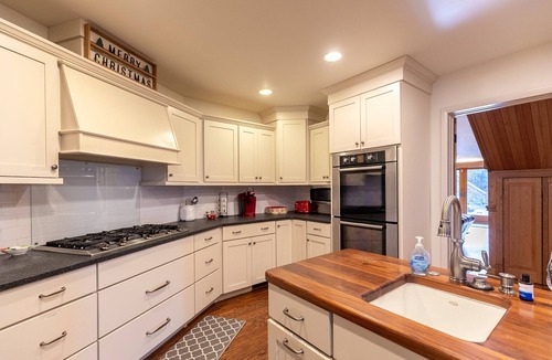 Blowing Rock House | Hearthstone- AppSki Mtn home with it all: hot tub, game room, fire pit, pets!