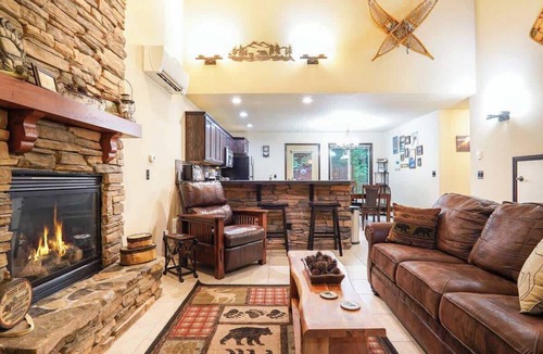 Warnick Cabin | Hearthstone | Hot Tub Fireplace 2 Kings