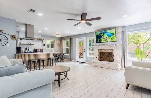 Austin House | Heated Pool/Spa/Billiard Table/Shuffleboard/BBQ