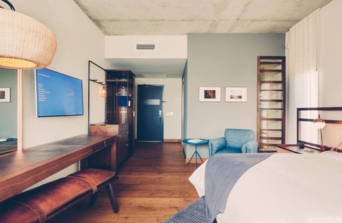 Travis Heights Hotel | Heights Room with King Bed and Large Walk-In Shower