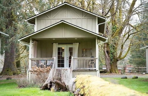 Sappho House | ‘Hemlock’ Riverfront Cabin near Olympic National Park