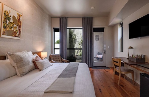 East Cesar Chavez Hotel | Heywood Hotel