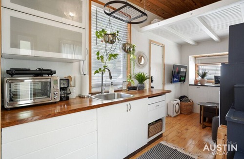 Blackshear-Prospect Hill House | HGTV Featured Tiny Home w Hot Tub Near East 6th St