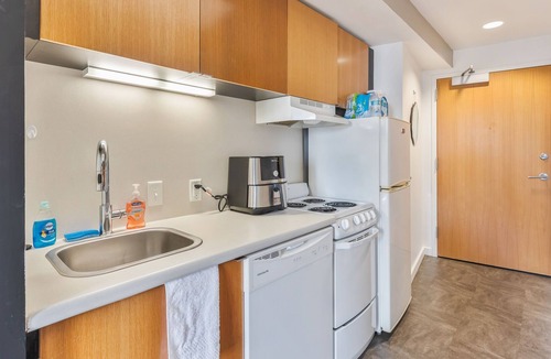 Court Avenue Entertainment District Apartment | High-rise studio within a historical building