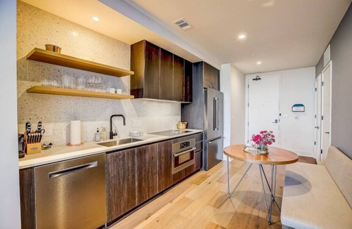 Rainey Street Historic District Condo | Highrise 1BR Luxe Suite near DT|Vibrant Rainey St