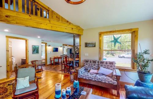 Roxbury House | Hike, Fish, Ski! 'Coos Canyon Lodge' in Maine