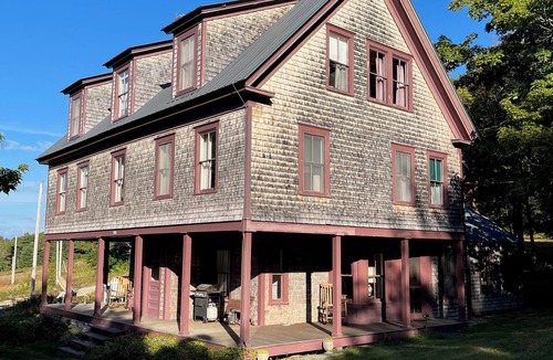 Sebago House | Hillside 7-bedroom house in Sebago perfect for gatherings