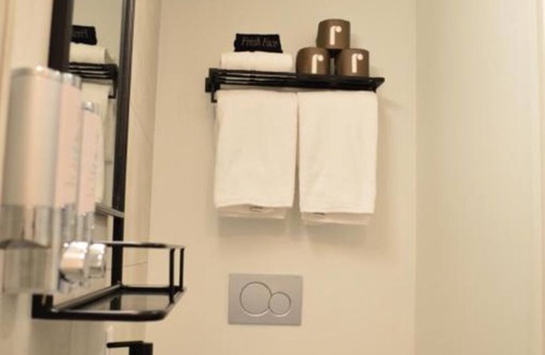 Silverthorne Hotel | Hillside Retreat: Comfortable Room, Colorado Ski Trails! Free Parking