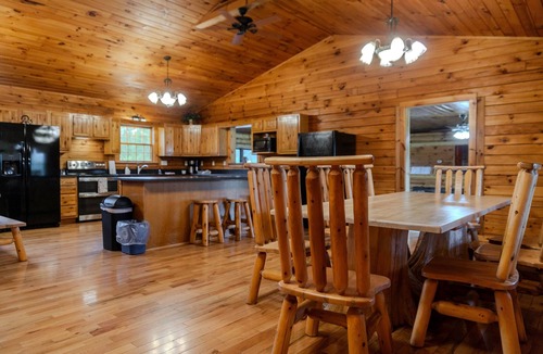 Logan Cabin | Hillside spacious Lodge in the Heart of Hocking
