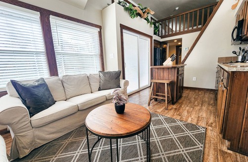 Staples Cabin | Hip Cabin w/Deck by San Marcos River!