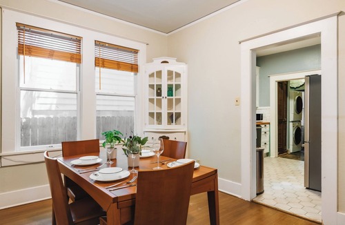 West Campus House | Historic 4BR Victorian Family Retreat ❤️Free Parking Near UT & Downtown