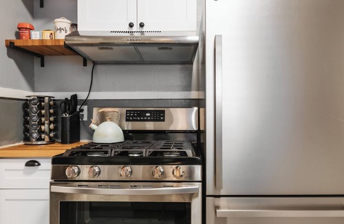 West Campus House | Historic 4BR Victorian Family Retreat ❤️Free Parking Near UT & Downtown