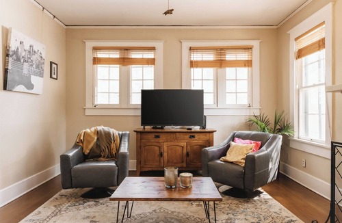 West Campus House | Historic 4BR Victorian Family Retreat ❤️Free Parking Near UT & Downtown