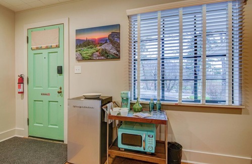 Boone Hotel | Historic Blue Ridge Tourist Court - Queen Plus