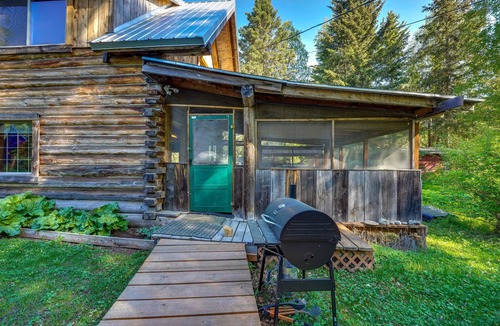 Hope Apartment | Historic Century-Old Cabin in Downtown Hope