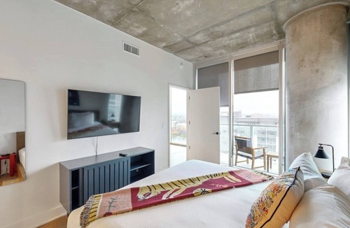 Rainey Street Historic District Condo | Historic Rainey St. condo with skyline views - rooftop pool & gym