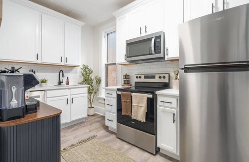 Victorian Village Apartment | Historic |Victorian Village | Free Parking | Steps to OSU