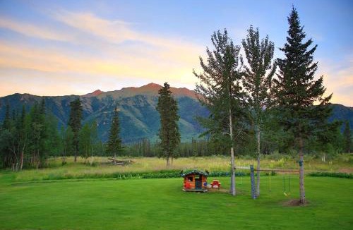 Mentasta Lake House | Historical Cozy Off-Grid Cabin with Creekside Sauna near Log Cabin Creek, Tok Alaska