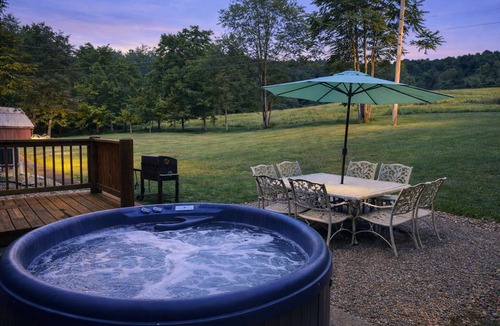 Logan Cottage | Hocking Cottage: 3 BR 2 BA for 6 w/Hot tub, Arcades, Fire pit, Wifi on 10 acres