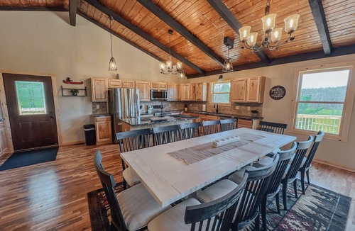 Rockbridge Cabin | Hocking Hills Lodge 2 Hot Tubs Fireplace Sleeps 12 Pet-Friendly