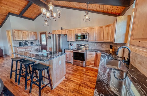 Rockbridge Cabin | Hocking Hills Lodge 2 Hot Tubs Fireplace Sleeps 12 Pet-Friendly