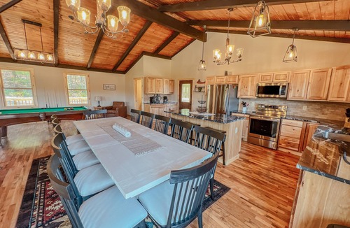 Rockbridge Cabin | Hocking Hills Lodge 2 Hot Tubs Fireplace Sleeps 12 Pet-Friendly