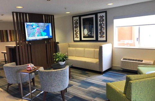 Mount Vernon Hotel | Holiday Inn Express Mt. Vernon by IHG