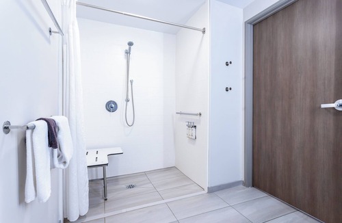 Lancaster Hotel | Holiday Inn Express & Suites Lancaster by IHG