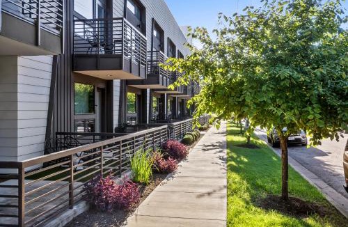 East Cesar Chavez Apartment | Holly House