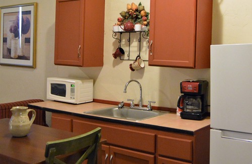 Holly House | Holly Inn Suites