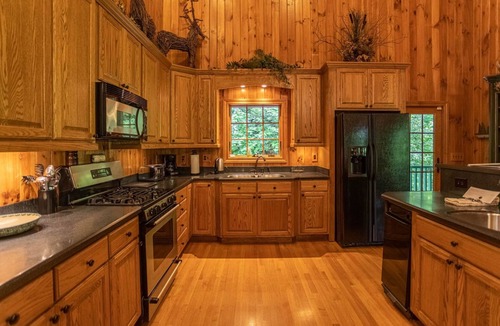 Foscoe Cabin | Honey Bear Haven In Gated Community, Pool Table, Close to Boone!