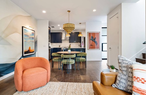 East Cesar Chavez House | Hot Tub Club | Pool | BBQ | Walk to Rainey St